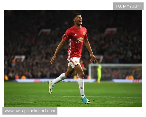 曼联再现脚后跟配合，拉什福德内切一脚见分晓